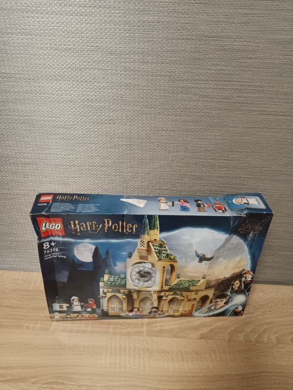 Конструктор LEGO Harry Potter 76398 Больничное крыло Хогвартса (Уцененный товар)