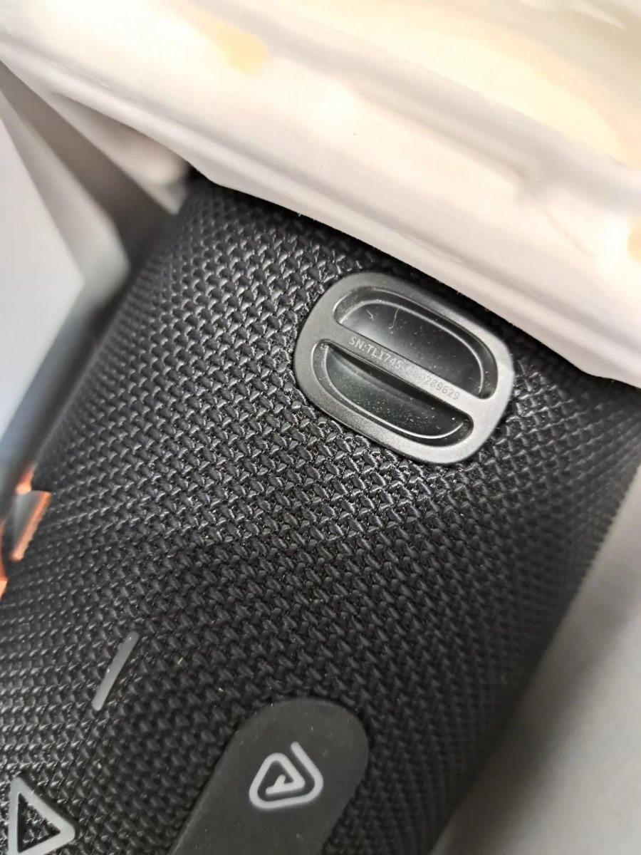 Портативная акустика JBL CHARGE 6 черный, (JBLCHARGE6BLK)( уцененный товар)